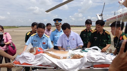 Bệnh nhân Nguyễn Thành Trung được chuyển từ trực thăng xuống và đưa ngay lên xe vào bệnh viện tiếp tục theo dõi, điều trị. 