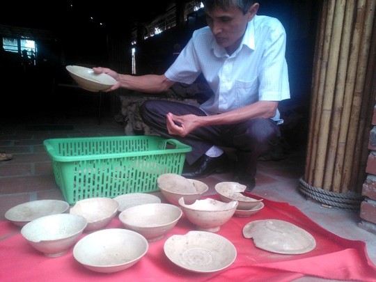 Ông Hồ Bách Khoa, Trưởng Ban quản lý khu di tích quốc gia đặc biệt Nguyễn Du, đang nghiên cứu những hoa văn chạm khắc trên nhóm hiện vật cổ