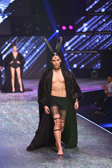 Trong khi đó, Quang Hùng cũng có phần thi catwalk thành công với những bước đi chững chạc và lão luyện được đúc kết từ quá trình làm mẫu trước đó cho các tạp chí ảnh.