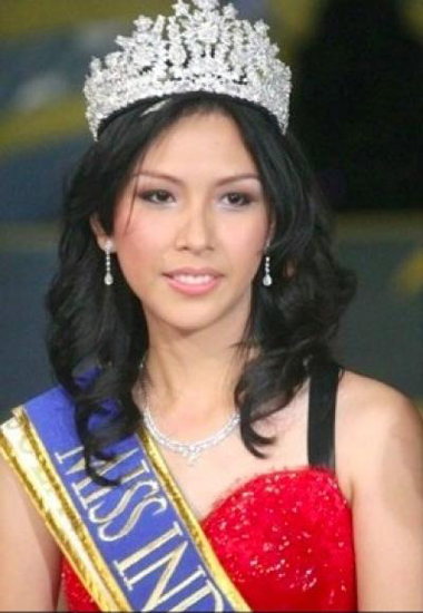 Kristania Virginia Besouw khi đăng quang Miss Indonesia 2006.