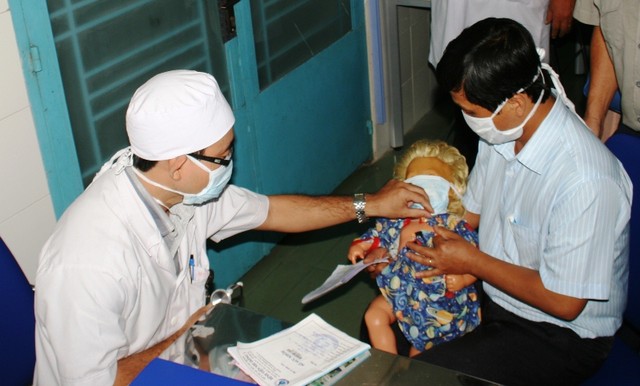 Tại Phòng lọc bệnh Mers-CoV, bác sĩ túc trực sau khi thăm khám và làm rõ thông tin dịch tễ, nếu không liên quan đến Mers-Cov sẽ điều trị theo quy trình thông thường. Nhưng bệnh nhi được xác định có nguy cơ cao nhiễm Mers-Cov, bác sĩ sẽ bấm chuông 1 hồi chuông để các bộ phận liên quan chuẩn bị tiếp nhận. Trong trường hợp bệnh nhi cần được thiết bị hỗ trợ khẩn cấp, bác sĩ sẽ bấm 2 hồi chuông. Tại Phòng lọc bệnh Mers-CoV, bác sĩ túc trực sau khi thăm khám và làm rõ thông tin dịch tễ, nếu không liên quan đến Mers-Cov sẽ điều trị theo quy trình thông thường. Nhưng bệnh nhi được xác định có nguy cơ cao nhiễm Mers-Cov, bác sĩ sẽ bấm chuông 1 hồi chuông để các bộ phận liên quan chuẩn bị tiếp nhận. Trong trường hợp bệnh nhi cần được thiết bị hỗ trợ khẩn cấp, bác sĩ sẽ bấm 2 hồi chuông.