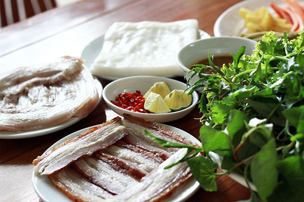 Bánh tráng cuốn thịt heo Đà Nẵng: Lát thịt heo mềm mại cuốn với rau thơm và bánh tráng rồi chấm mắm nêm là món nổi tiếng của thành phố Đà Nẵng. Ảnh; Amthuc360.