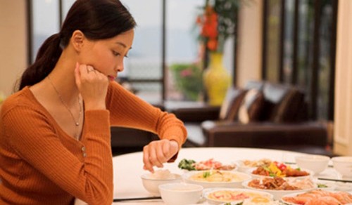Ăn tối muộn gây nên tình trạng khó tiêu Ăn tối muộn gây nên tình trạng khó tiêu