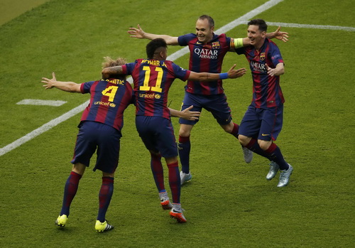 Rakitic (4) trong vòng tay đồng đội sau bàn mở tỉ số phút thứ 4 Rakitic (4) trong vòng tay đồng đội sau bàn mở tỉ số phút thứ 4