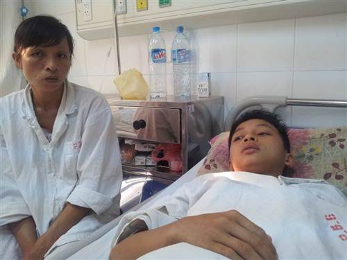 Học sinh Đỗ Ngọc Huân đang dần hồi phục tại Bệnh viện Việt Đức.