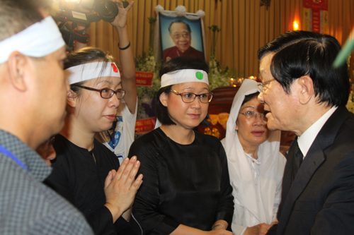 Chủ tịch nước dành thời gian chia buồn cùng gia quyến Giáo sư Trần Văn Khê.