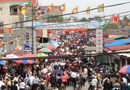 Lực lượng CSGT (CA tỉnh Nam Định) tiến hành phân luồng giao thông tại lễ hội chợ Viềng 2014. 