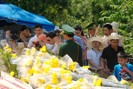 Thành tâm dâng nén tâm hương lên mộ Người.