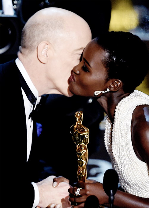 Lupita Nyongo hôn chúc mừng khi trao tượng vàng Oscar cho J.K. Simmons.
