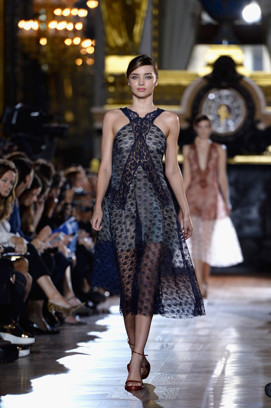 Miranda Kerr trình diễn trong show của Stella McCartney, năm 2014