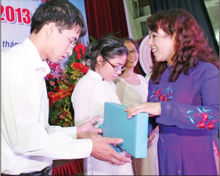 Bộ trưởng Bộ Y tế Nguyễn Thị Kim Tiến trao học bổng của báo Sức khỏe&Ðời sống và quà của Bộ trưởng cho các thủ khoa ÐH Y Hà Nội. Ngoài ra, năm 2014, báo Sức khỏe&Ðời sống hợp tác cùng Công ty Amway Việt Nam trao 200 triệu đồng học bổng cho học sinh nghèo, học sinh vượt khó, con em cán bộ y tế tỉnh Thừa Thiên Huế và 200 triệu đồng cho con em cán bộ ngành y tế Thái Bình.