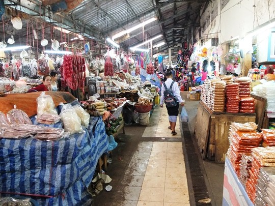 Khu bán đồ khô có rất nhiều loại có thể mua về làm quà như lạp xưởng, khô trâu