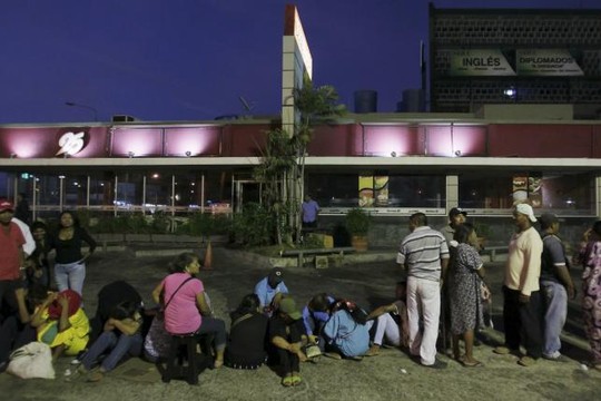 Người dân xếp hàng cả đêm bên ngoài một siêu thị ở TP Maracaibo. Ảnh: Reuters