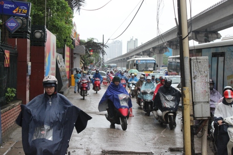 Ô tô, xe máy phải lao cả lên vỉa hè để thoát thân