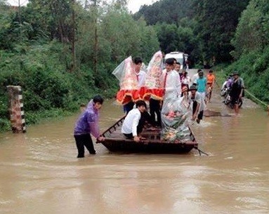 Những bức ảnh cô dâu, chú rể vượt qua nước lũ hút dân mạng