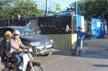 Lực lượng CSGT vừa điều tiết giao thông, vừa chỉ đường cho người nhà thí sinh