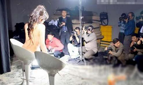 - Hình 3 4 lum xum giua mau nude va pho nhay gay xon xao-Hinh-3