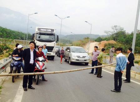 Các phương tiện bị chặn lại và phải chờ lực lượng chức năng đến giải tỏa.