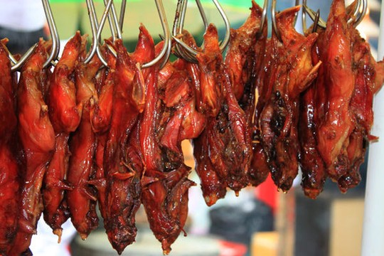 Chuột quay lu hiện đang là món ăn chủ lực của nhiều quán ăn, nhà hàng ở miền Tây Chuột quay lu hiện đang là món ăn chủ lực của nhiều quán ăn, nhà hàng ở miền Tây