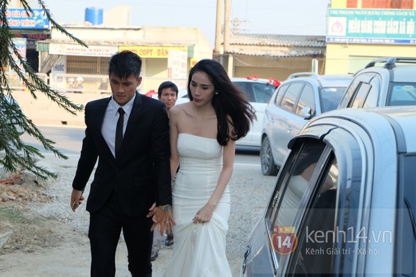 Công Vinh nắm chặt tay Thủy Tiên trong đám cưới đầu tiên của năm 2015 3
