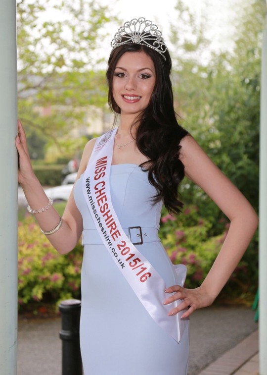 Trước đó, cô giành danh hiệu Miss Cheshire Trước đó, cô giành danh hiệu Miss Cheshire
