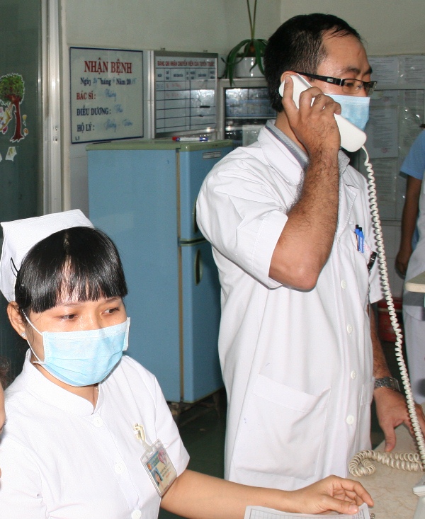 Đường dây nóng của BV Nhi Đồng 1 đang tiếp nhận (tình huống phổ biến thứ 2) thông tin từ BV Sóc Trăng về bệnh nhi được xác định nhiễm Mers-Cov đang chuyển đến. Lập tức 'đội phản ứng nhanh' phải dự kiến chính xác thời gian xe cứu thương đến để chuẩn bị 'hành động'. Đường dây nóng của BV Nhi Đồng 1 đang tiếp nhận (tình huống phổ biến thứ 2) thông tin từ BV Sóc Trăng về bệnh nhi được xác định nhiễm Mers-Cov đang chuyển đến. Lập tức đội phản ứng nhanh phải dự kiến chính xác thời gian xe cứu thương đến để chuẩn bị hành động.