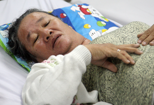 Bà Thỉnh - mẹ chị Trang - cũng sợ hãi khi nhớ lại chiếc ôtô tông vào gia đình. Ảnh: An Nhơn