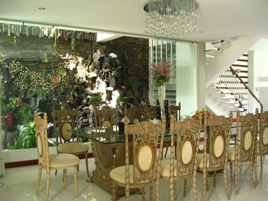 Nội thất trong nhà bao gồm cả phòng ăn mang phong cách hoàng gia, sang trọng.