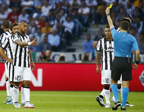 Arturo Vidal đã làm CĐV Juventus thót tim vì lối đá máu lửa của mình Arturo Vidal đã làm CĐV Juventus thót tim vì lối đá máu lửa của mình