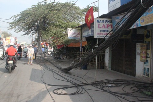 Trụ điện nổ lớn trong đêm, hàng chục hộ dân tháo chạy