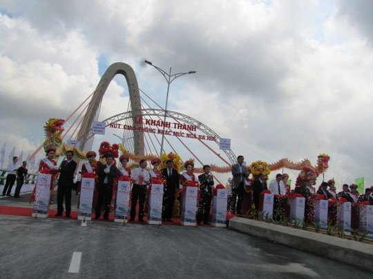 Cắt băng khánh thành