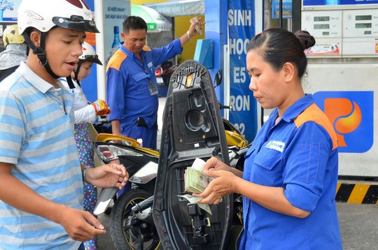 Giá xăng thế giới so với cùng kỳ đã giảm đáng kể nhưng giá bán lẻ trong nước không giảm tương ứng Ảnh: TẤN THẠNH