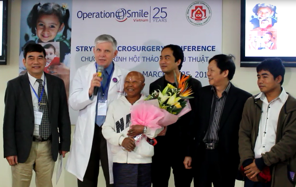 GS. Craig Murrell và các bác sĩ Viện Quân y 108 tặng hoa bệnh nhân Lào