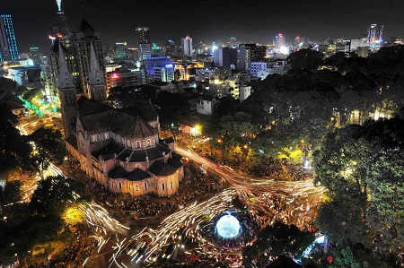 3 - Nhà thờ Đức Bà “già nua” với thời gian về đêm lại trở nên lấp lánh như một lâu đài bí ẩn.