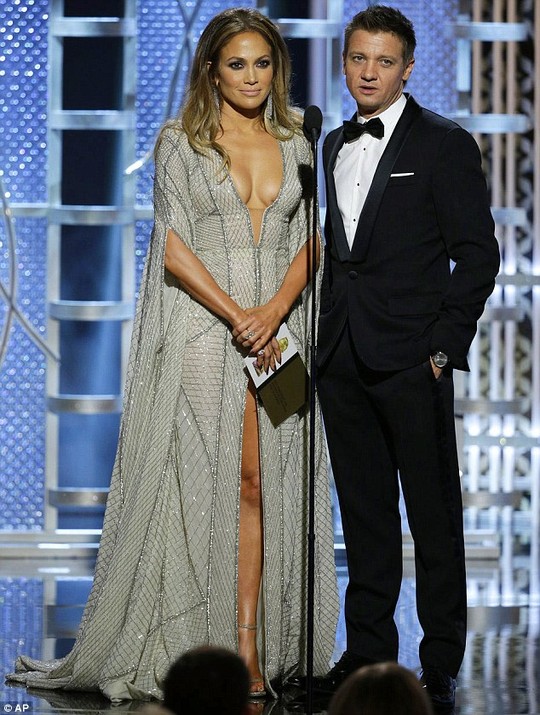 Nhận định “vòng một” Jennifer Lopez, Jeremy Renner bị chỉ trích