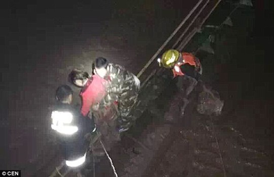 Jun bị mắc kẹt trong bùn (áo hồng). Ảnh: CEN