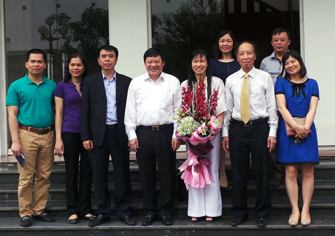 Đoàn công tác của Bộ Y tế và Giải thưởng Nhân tài đất Việt chụp hình lưu niệm với chủ nhiệm công trình giành giải Nhất lĩnh vực Y dược năm 2014 và lãnh đạo, cán bộ Trung tâm Nghiên cứu và sản xuất vắc-xin và sinh phẩm y tế.