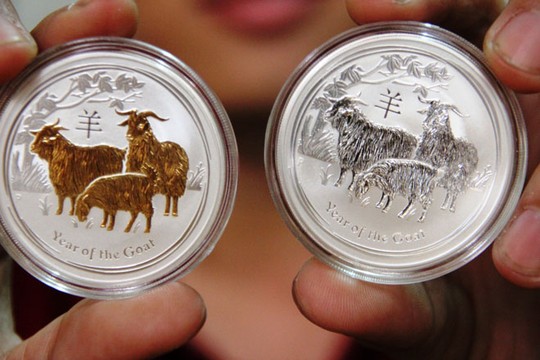 Đồng xu mạ vàng thật (trái) giá 3 triệu đồng và đồng xu làng bằng đồng mạ bạc (phải) giá 1,5 triệu đồng.
