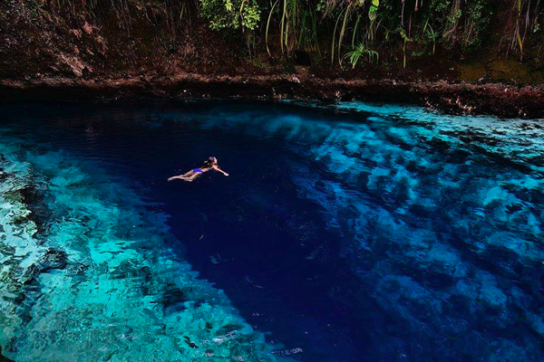 Con sông nhỏ Enchanted ở Surigao, Philippines chảy về Thái Bình Dương với dòng nước màu xanh ngọc trong suốt diệu kỳ.