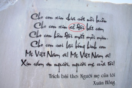 Câu thơ “Cho con xin sẻ đôi bát cơm” bị khắc sai chính tả