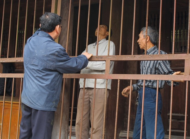 Các lực lượng Ban Tổ chức đang chuẩn bị ở khu vực phát ấn (ảnh Phùng Bình) Các lực lượng Ban Tổ chức đang chuẩn bị ở khu vực phát ấn (ảnh Phùng Bình)