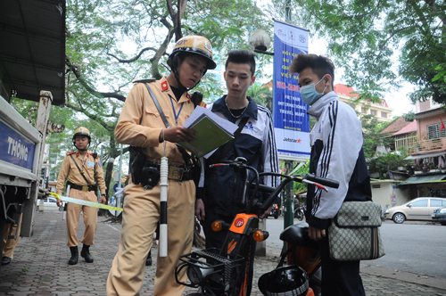 Hai em học sinh trường Đinh Tiên Hoàng quên mũ bảo hiểm