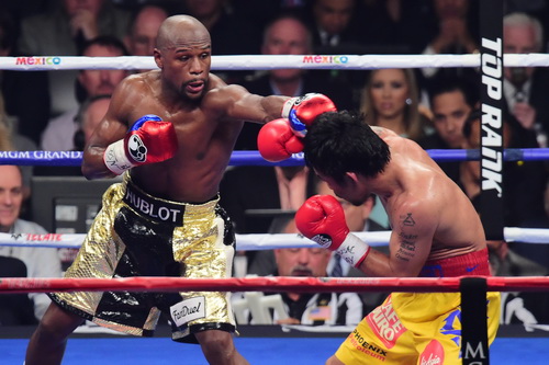 Mayweather vùng lên ở cuối trận đấu nhưng được xử thắng không mấy thuyết phục Mayweather vùng lên ở cuối trận đấu nhưng được xử thắng không mấy thuyết phục
