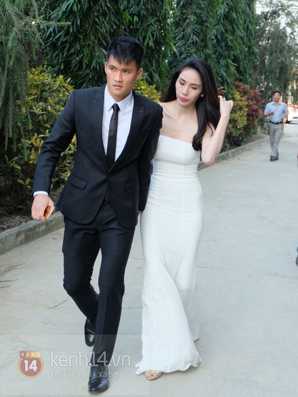 Công Vinh nắm chặt tay Thủy Tiên trong đám cưới đầu tiên của năm 2015 4