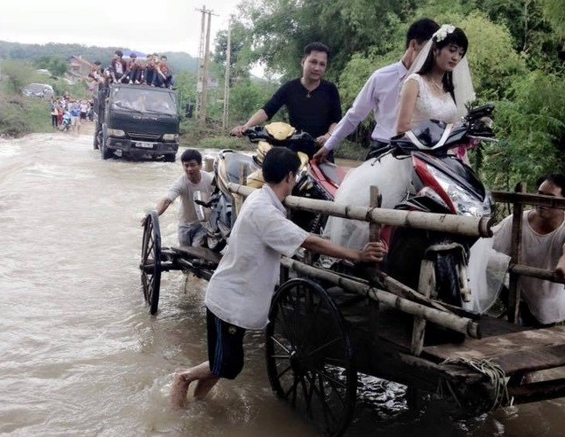 Những bức ảnh cô dâu, chú rể vượt qua nước lũ hút dân mạng