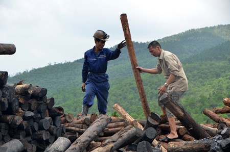 Dao “duong mau” giai cuu 2 cong nhan ket trong lo than