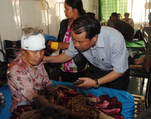 Lãnh đạo huyện Krông Buk thăm hỏi, hỗ trợ nạn nhân gặp nạn.