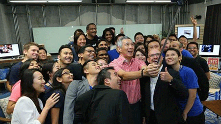 Thủ tướng Singapore chụp hình với các nhân viên