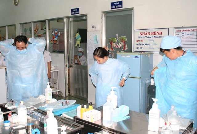 Đội tiếp nhận bệnh nhi nguy cơ cao nhiễm Mers-Cov tại khoa Cấp cứu BV Nhi Đồng 1 chuẩn bị quần áo phòng hộ và thiết bị y tế hỗ trợ bệnh nhi. Đội tiếp nhận bệnh nhi nguy cơ cao nhiễm Mers-Cov tại khoa Cấp cứu BV Nhi Đồng 1 chuẩn bị quần áo phòng hộ và thiết bị y tế hỗ trợ bệnh nhi.
