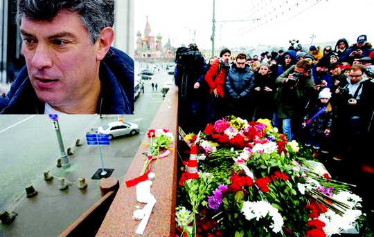 Người dân đặt hoa và cầu nguyện cho Boris Nemtsov gần nơi ông (ảnh nhỏ) bị sát hại Ảnh: REUTERS - RIA NOVOSTI